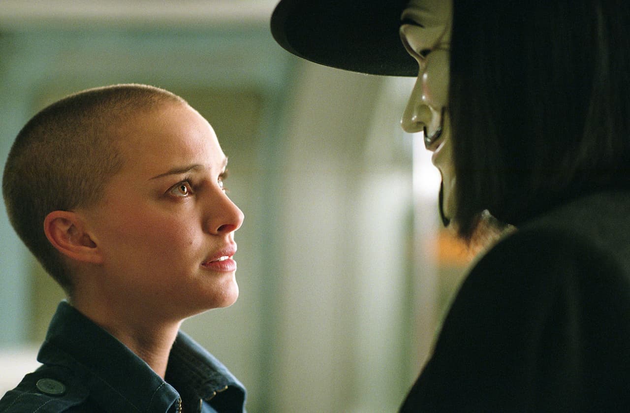 ‘V for Vendetta’ (2005)
<br>En la adaptación cinematográfica del cómic de DC dio vida a Evey Hammond, una chica que tras ser salvada por un enmascarado llamado V lo ayuda a conseguir sus planes de venganza. Para el filme Portman se rapó completamente su cabeza.