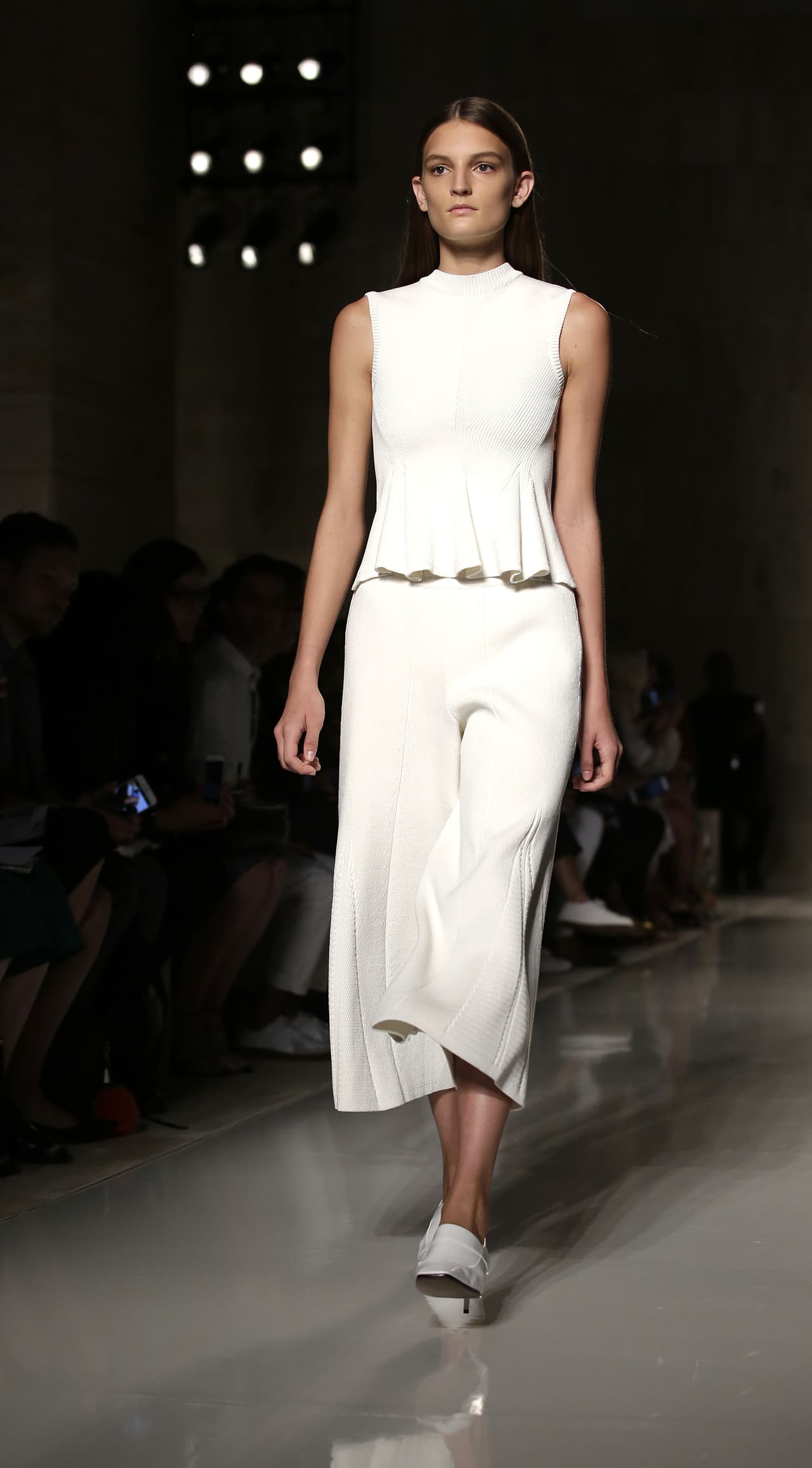 Estos dos estampados y el blanco liso predominaron en esta pasarela. Sin duda Victoria siempre busca la vanguardia a la hora de diseñar sus prendas.