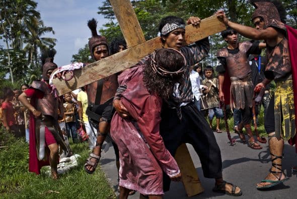 Octava Estación: Jesús es ayudado por Simón el Cirineo a llevar la cruz.