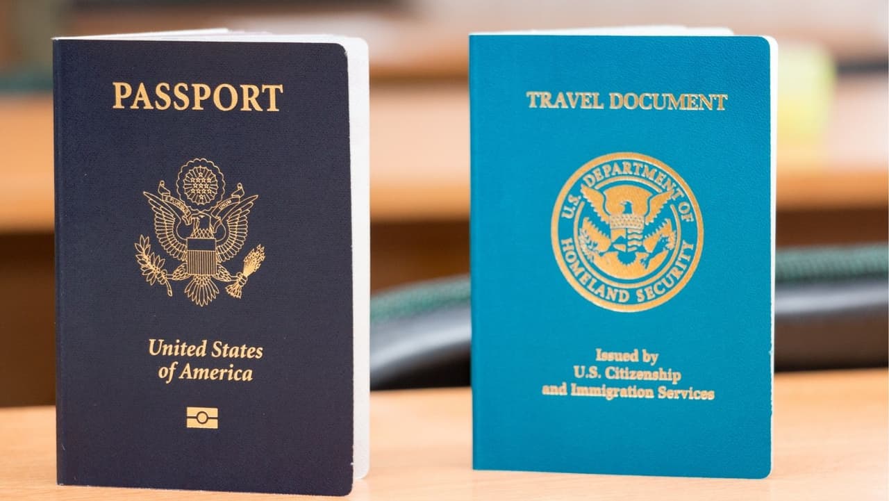 🇺🇸 No ha pasado más de un año fuera de los EE. UU. en los últimos cinco años. (Nota: el tiempo que pase fuera de los EE. UU. no cuenta como si viviera aquí, incluso si se trata de unas vacaciones cortas). Pueden leer, escribir y hablar inglés al menos a un nivel básico. Puede aprobar un examen de educación cívica sobre la historia y el gobierno de los Estados Unidos. Tener buen carácter moral. (Algunos delitos pueden hacer que no sea elegible temporalmente para la ciudadanía).
<br>