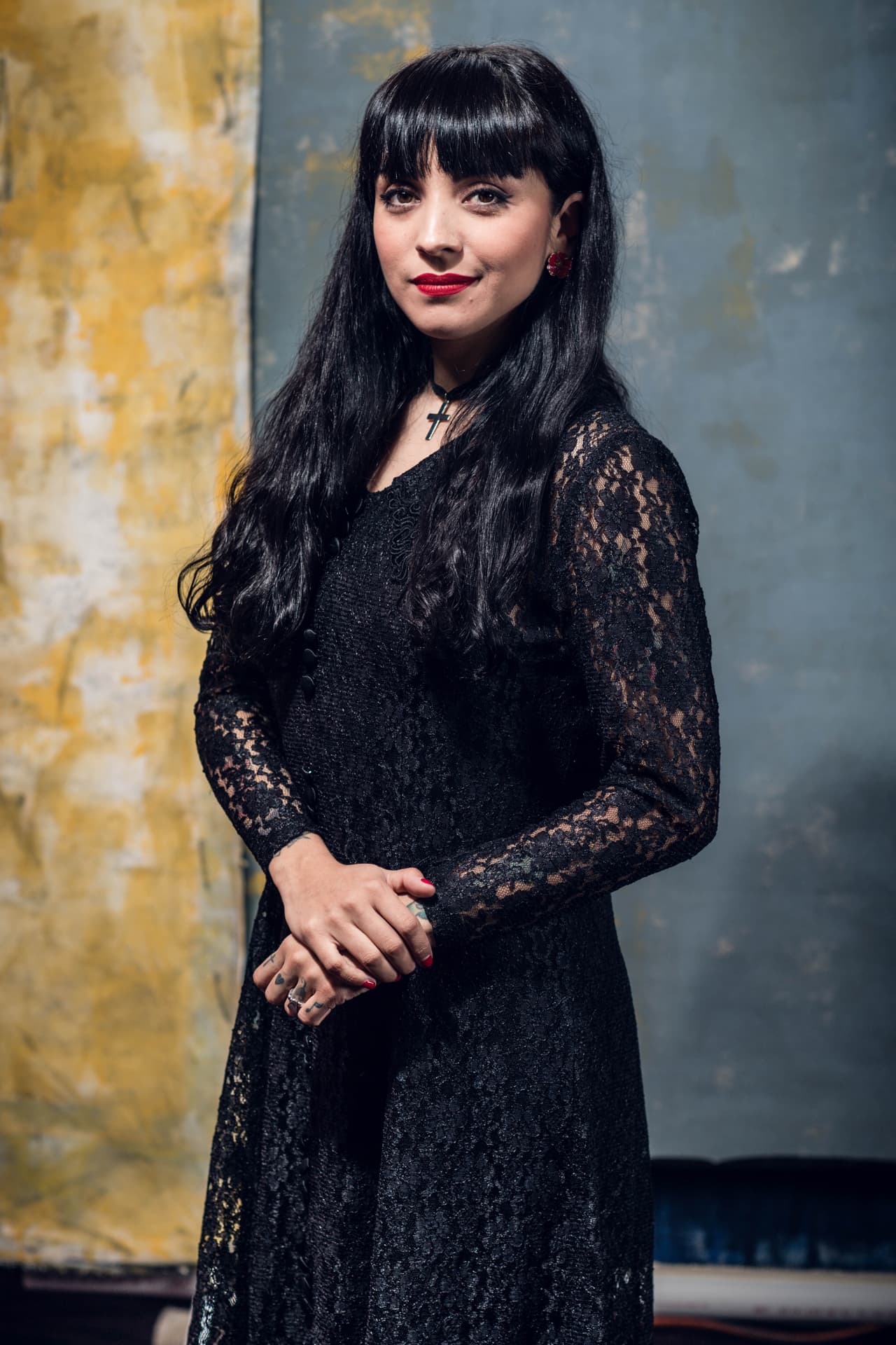 Y también posó en nuestro set con un atuendo en negro que resaltó su personalidad.