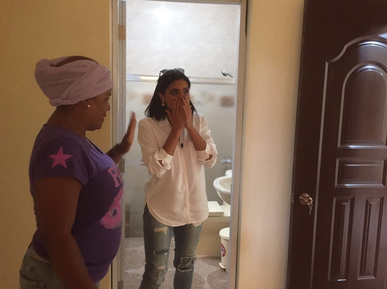 Gracias a su trabajo, Francisca pudo remodelar la casa donde creció, y esta fue su cara de emoción al ver el resultado.