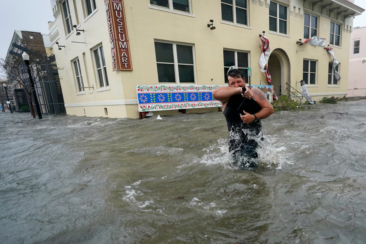 Un residente en el centro de Pensacola el miércoles por la mañana, en el extremo oeste de Florida. Esta ciudad, una de las más grandes en en la costa del Golfo de México, ha sido duramente golpeada por el huracán Sally y las autoridades han reportado que han sido rescatadas decenas de personas de las casas inundadas.