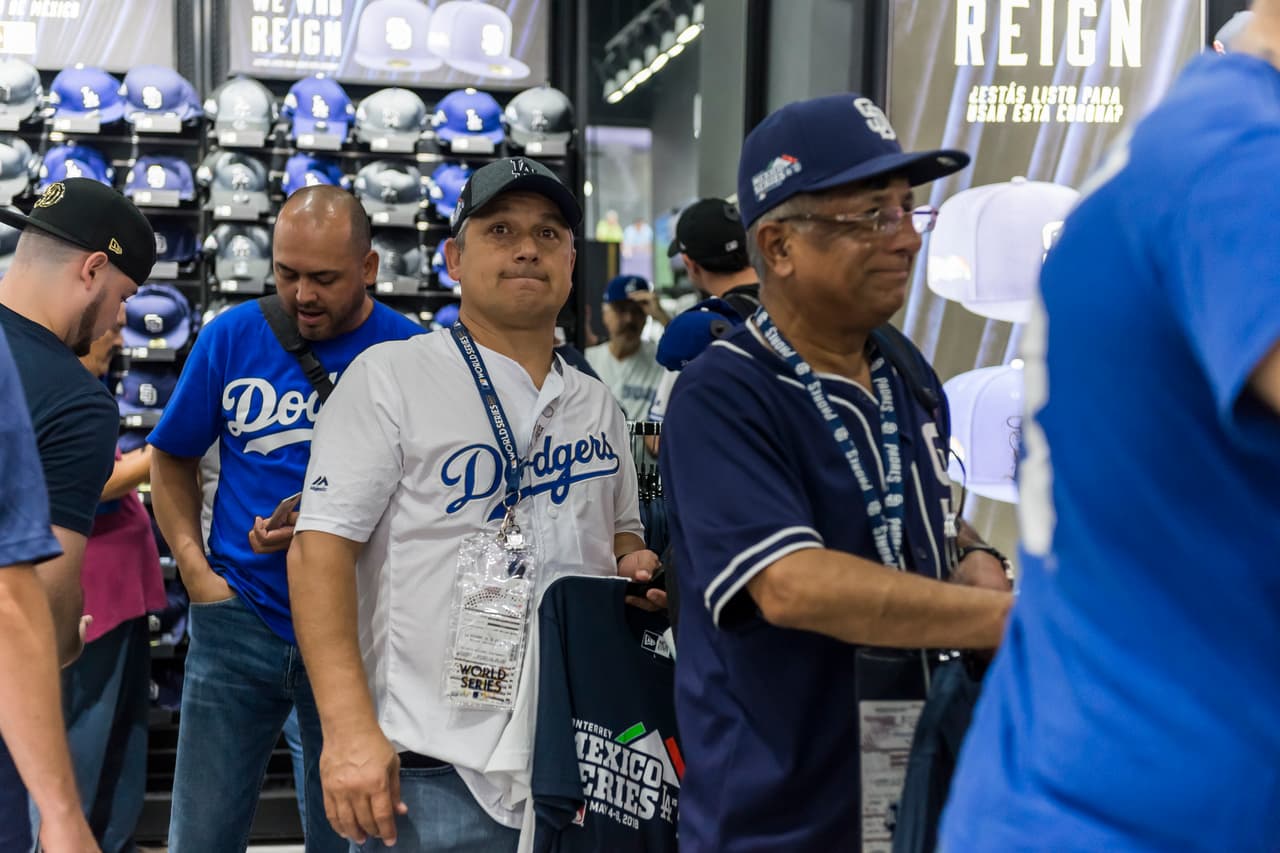 Los aficionados en el Estadio de Béisbol Monterrey previo al "Play Ball".