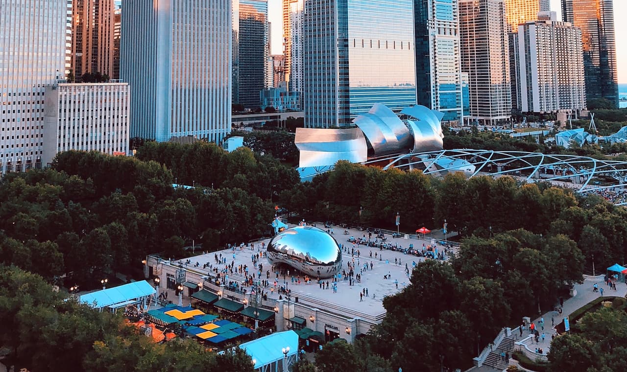 El exalcalde de Chicago, Richard M. Daley, declaró que el día de la dedicación de la escultura, el 15 de mayo de 2006, fue el "Día de la Puerta de las Nubes"