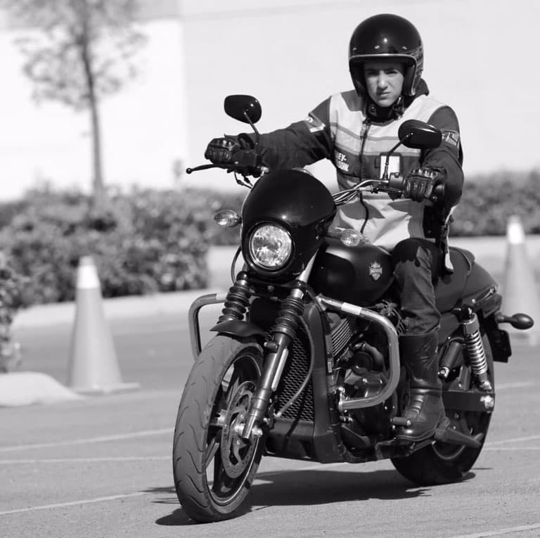 También tiene la pasión por las motos y la velocidad como su papá.