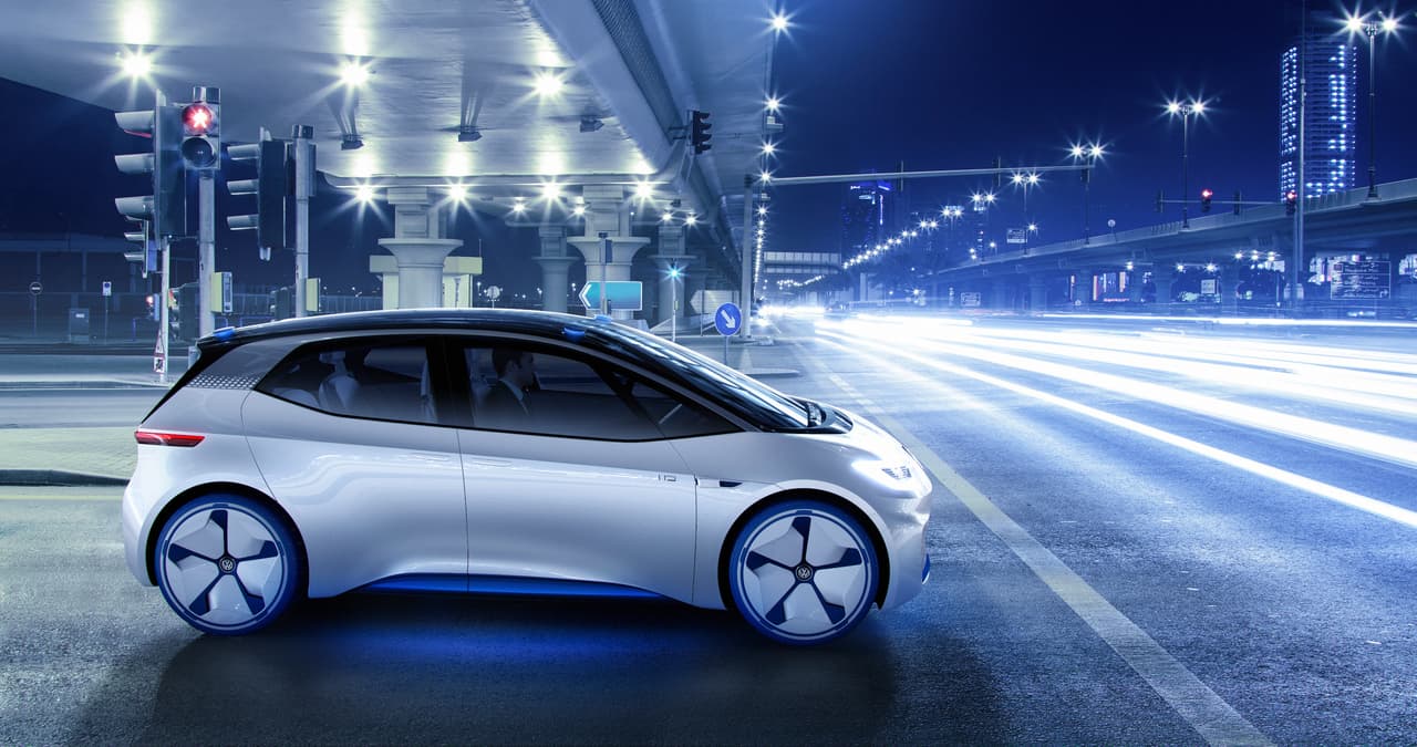 La aún innominada versión de producción del Volkswagen I.D. contará con 373 millas de autonomía por carga y, según promete su fabricante, no deberá costar más que lo que costará un Golf bien equipado en 2020.