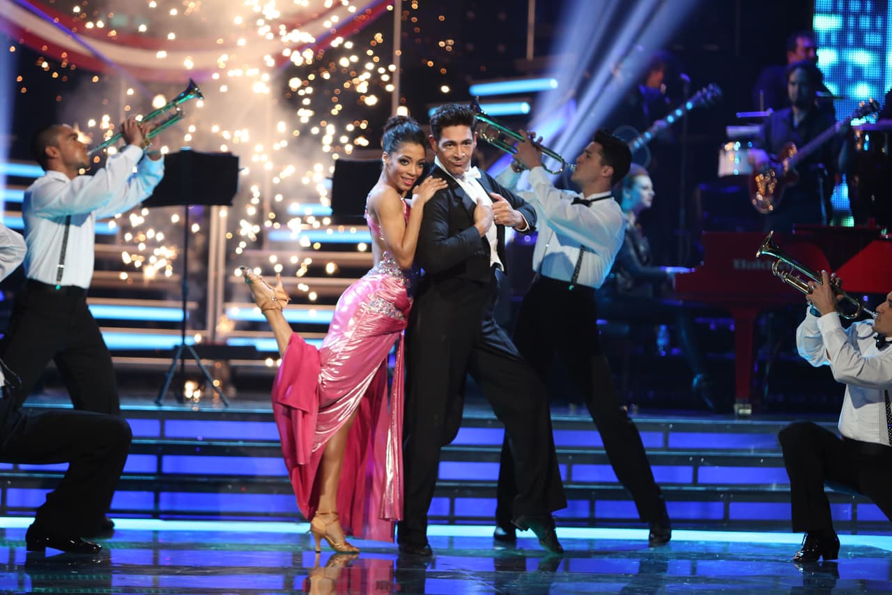 La banda que tocó en vivo le dio un tono más espectacular al número de baile.