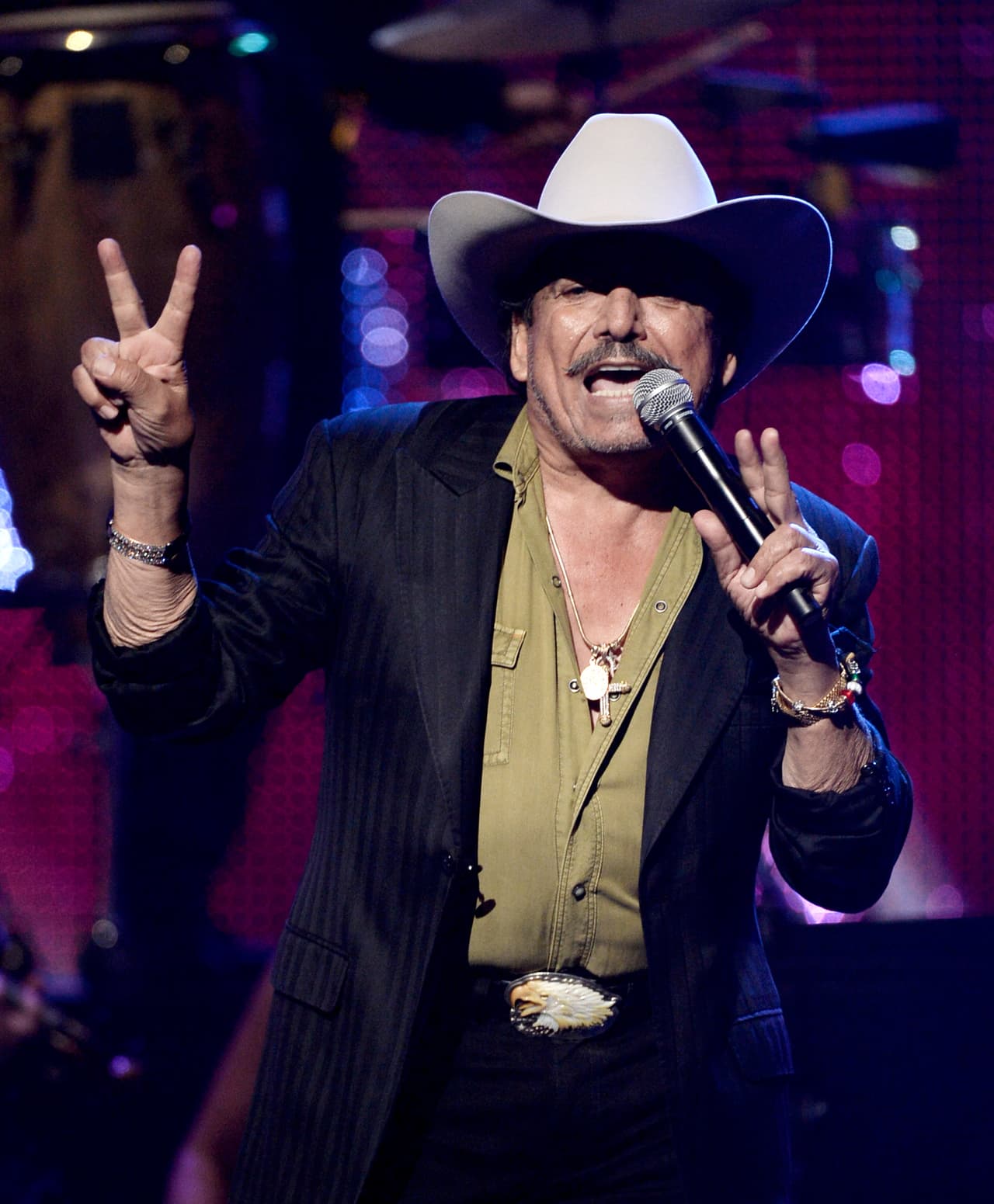 "La herencia no se ha repartido porque no ha llegado el momento oportuno. Joan Sebastian siempre fue muy dadivoso con los hijos, a todos los quiso igual", aseguró el abogado.
<br>