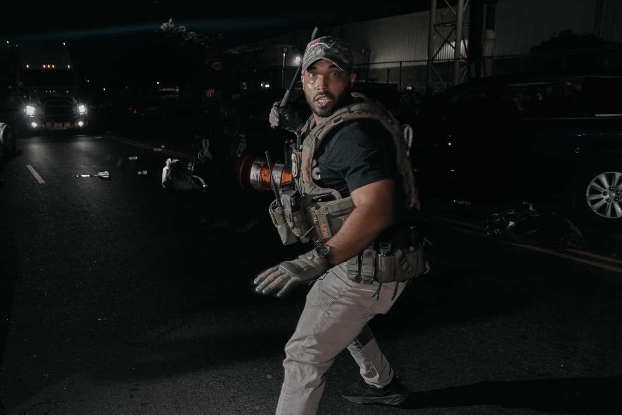 Un agente del ICE forcejea con manifestantes a las afueras del centro de detención Delaney Hall durante una protesta el miércoles 27 de mayo de 2026, en Newark, N.J. (Foto AP/Andres Kudacki)