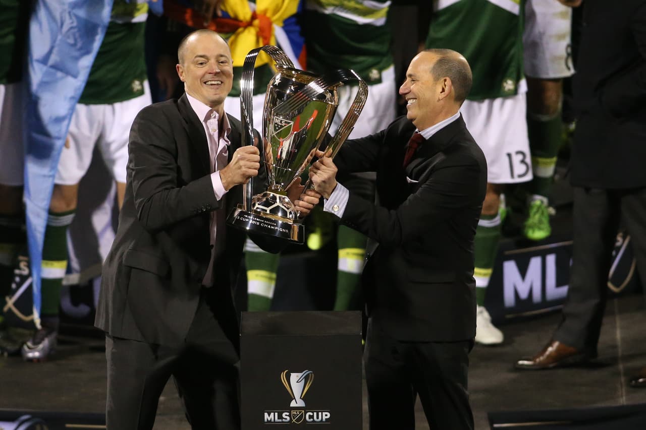 El comisionado de la MLS, Don Garber, hace entrega del trofeo al Portland Timbers.