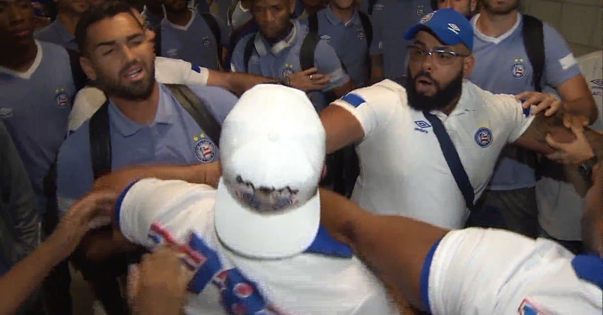 Jugadores y aficionados brasileños desatan pelea en aeropuerto