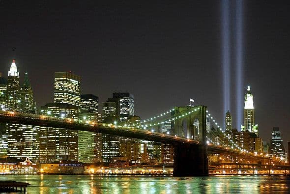 La característica estructura colgante del puente y sus arcos neogóticos aparecen en todo tipo de películas, desde las clásicas de Woody Allen hasta Godzilla, Monstruoso, Deep Impact o Soy Leyenda.