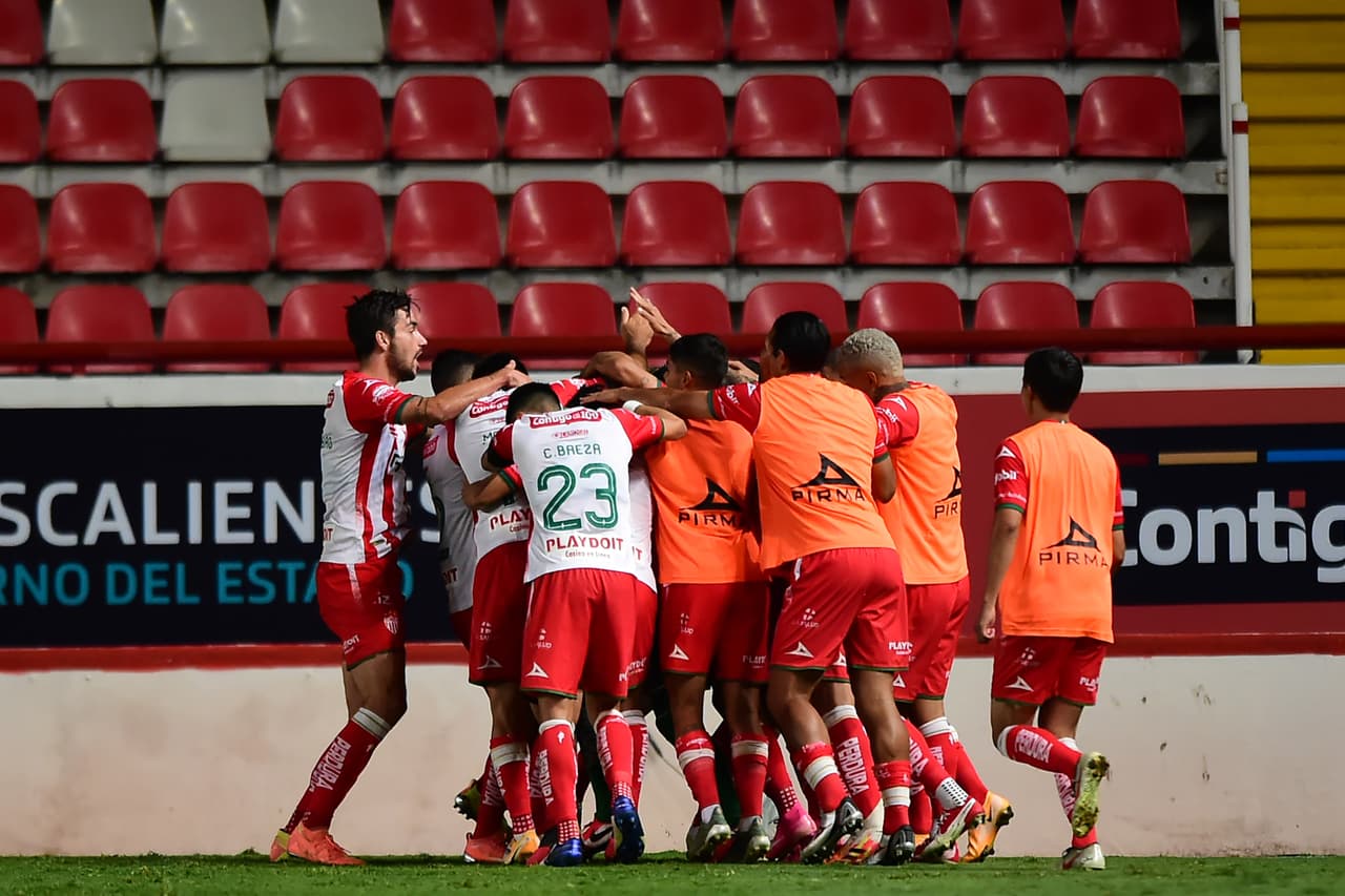 Ian González aprovechó un rechace para empujar el esférico al fondo del arco de Gudiño.