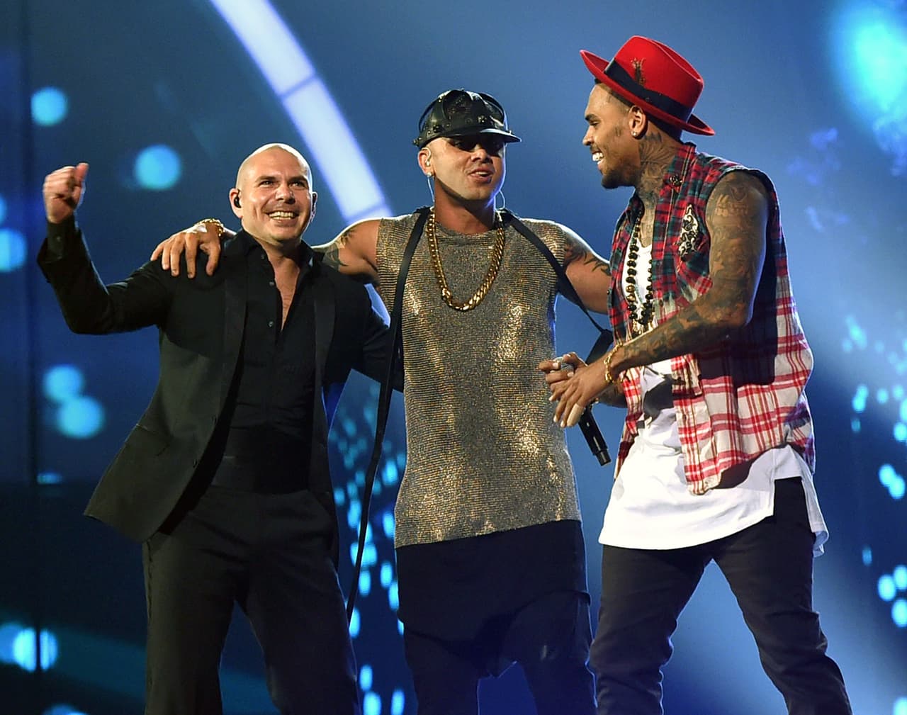 Otra gran presencia fue la de Chris Brown, quien en el 2014 deleitó con su voz a los asistentes de la MGM Grand Garden Arena de Nevada. Se presentó en compañía de Wisin y Pitbull. Juntos cantaron ‘Control’.