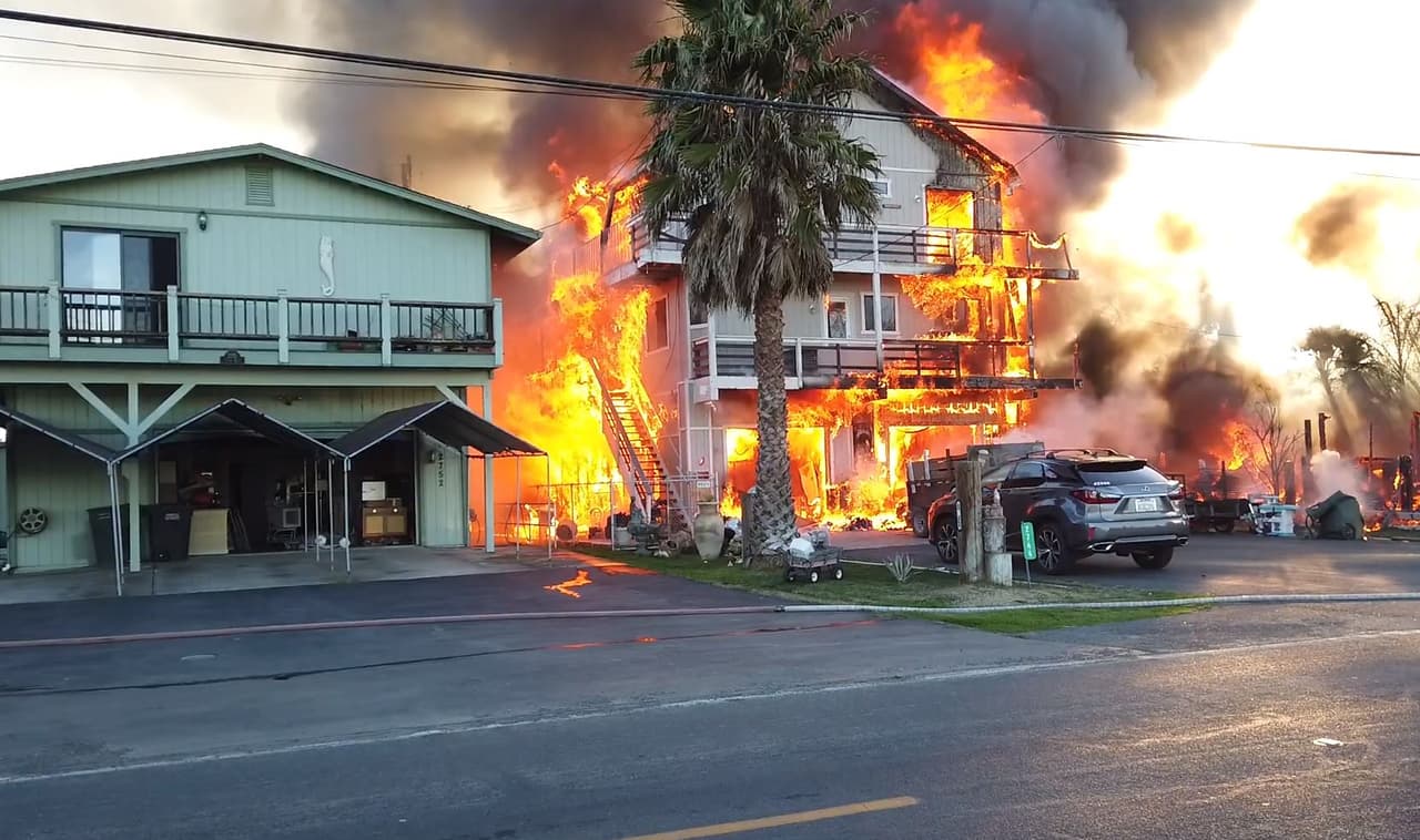 Cuando iban en camino a la zona de la emergencia, los bomberos podían ver a lo lejos una gran columna de humo. El jefe del Departamento, Ross Macumber, dijo que cuando arribaron al lugar "las llamas salían por todas las ventanas".