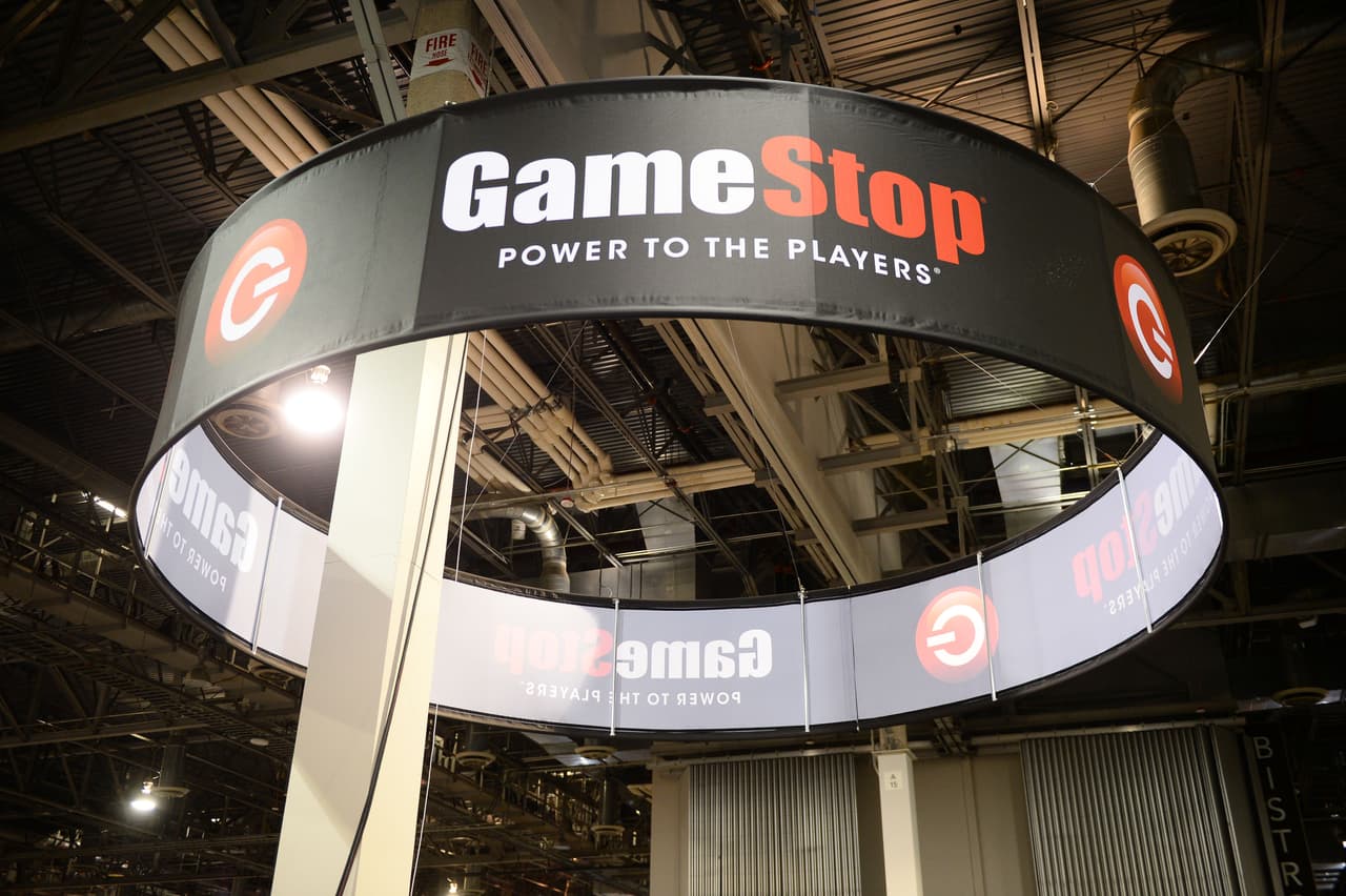 <b>GameStop:</b>
<br>La tendencia de descargas de los videojuegos ha sido el principal enemigo de GameStop y sus más de 5,700 ubicaciones en 14 países.
<br>
<br>La empresa originaria de Dallas, con más de 30 años en el mercado cerró unas 200 tiendas en 2019 y según su director financiero James Bell, se esperan más clausuras en los próximos 12 a 24 meses.
<br>
