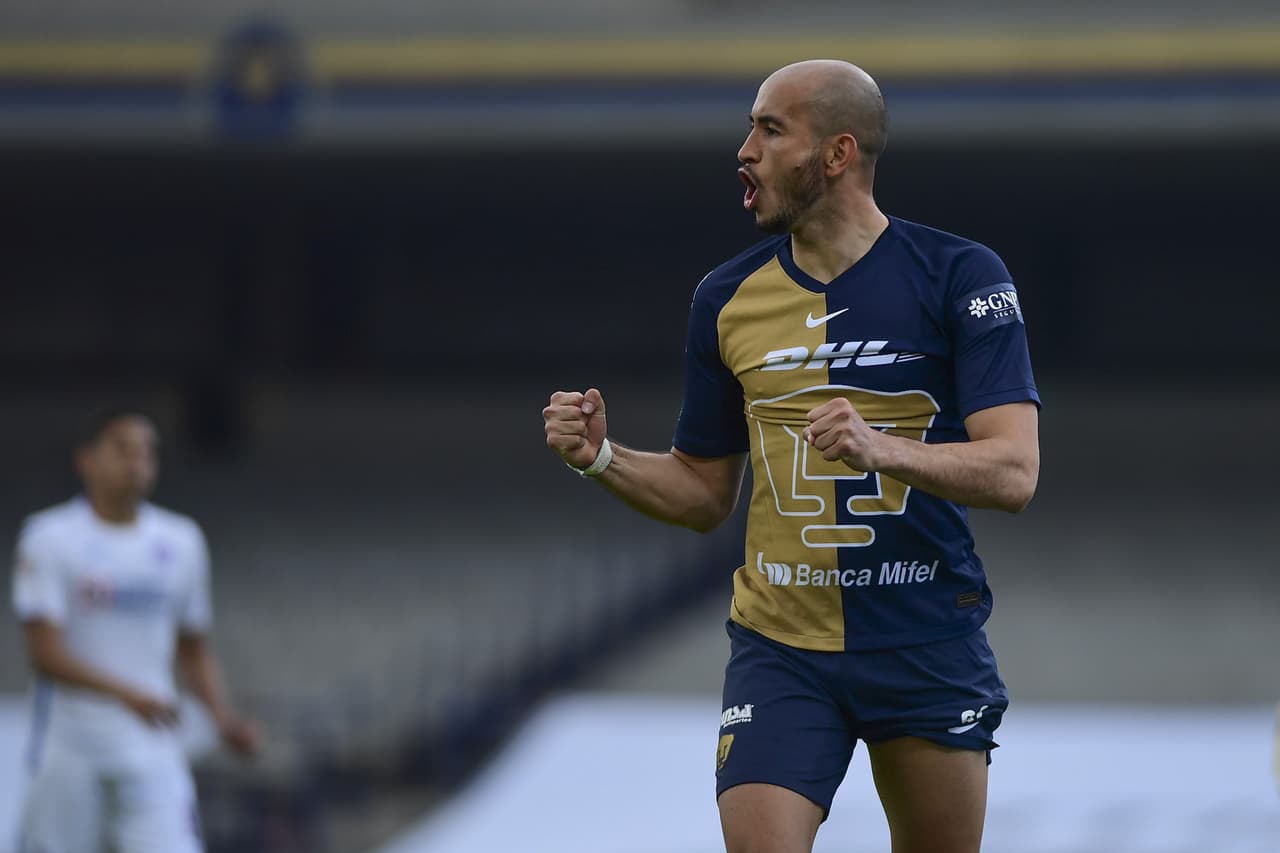 Apenas a los 3’ de jugo, Carlos González recibió un balón filtrado en el área y marcó el primero para los universitarios.
