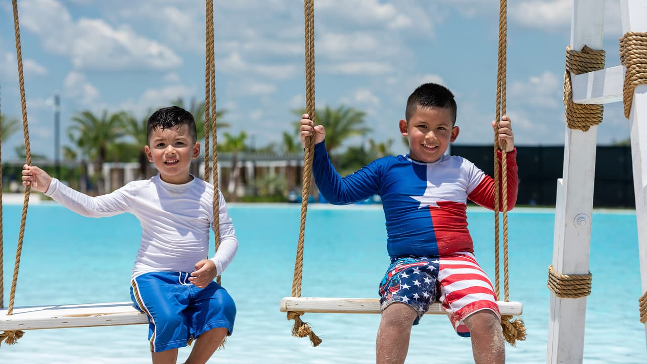 Los más pequeños pueden balancearse en un columpio "catapulta" o lanzarse por un tobogán acuático de cinco pisos de altura.