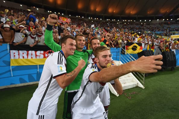 Manuel Neuer, Christoph Kramer, Kevin Grosskreutz, Manuel Neuer y Lukas Podolski celebraron en el Mundial de Brasil 2014 luego de conquistar la Copa del Mundo.