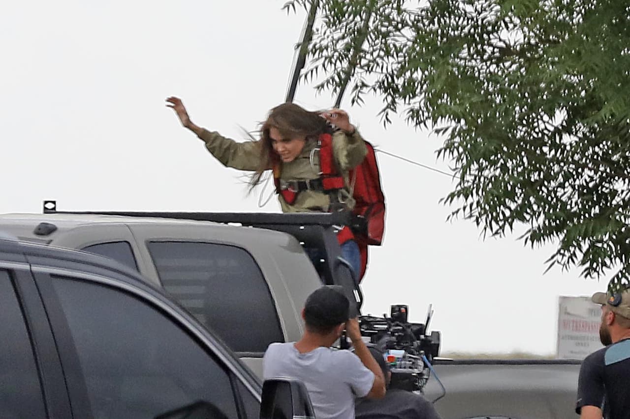 <a href="https://www.univision.com/entretenimiento/angelina-jolie-y-brad-pitt-pelean-por-sus-hijos-el-los-quiere-en-los-angeles-y-ella-en-londres-fotos">Angelina Jolie</a> volvió a sentir la adrenalina de las escenas de acción para su nuevo proyecto 'Those Who Wish Me Dead', e hizo recordar cuando interpretaba a la arqueóloga aventurera Lara Croft.