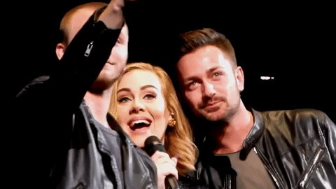 Tras dar el "sí", la pareja sonriente posó al lado de Adele, quien despidió a los enamorados del escenario con la canción 'Make you feel my love'.
