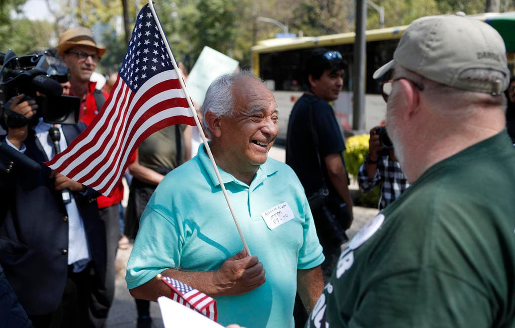 Un ciudadano estadounidense con la bandera de su nación en mano asiste a una protesta frente a la embajada de Estados Unidos en la Ciudad de México, el jueves 23 de febrero de 2017. Alrededor de dos docenas de ciudadanos estadounidenses se reunieron para demostrar su desacuerdo con las políticas de inmigración propuestas por el presidente Donald Trump, expresando preocupación de que el gobierno parece ver a México como un adversario, en lugar de un aliado. (Foto AP/Eduardo Verdugo)