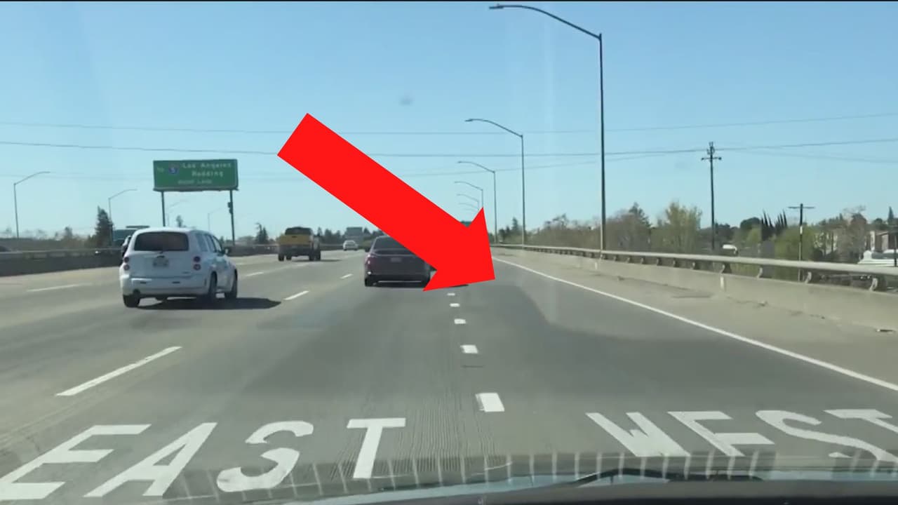 <b>1 Cámbiate a los carriles de la derecha </b>
<br>
<br>Ante un desperfecto o problema mecánico, el oficial Meza explica que lo más seguro es cambiar a los carriles de baja velocidad.
<br>
<br>Una vez en los carriles de extrema derecha y si el vehículo lo permite, circular hasta la primera rampa de salida para evitar detener el auto en el arcén de la carretera.