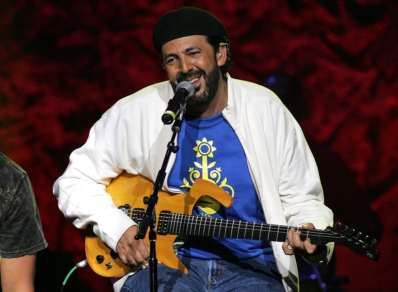 7. Y aunque es un cantante carismático y muy exitoso, Juan Luis Guerra se considera a sí mismo muy tímido.