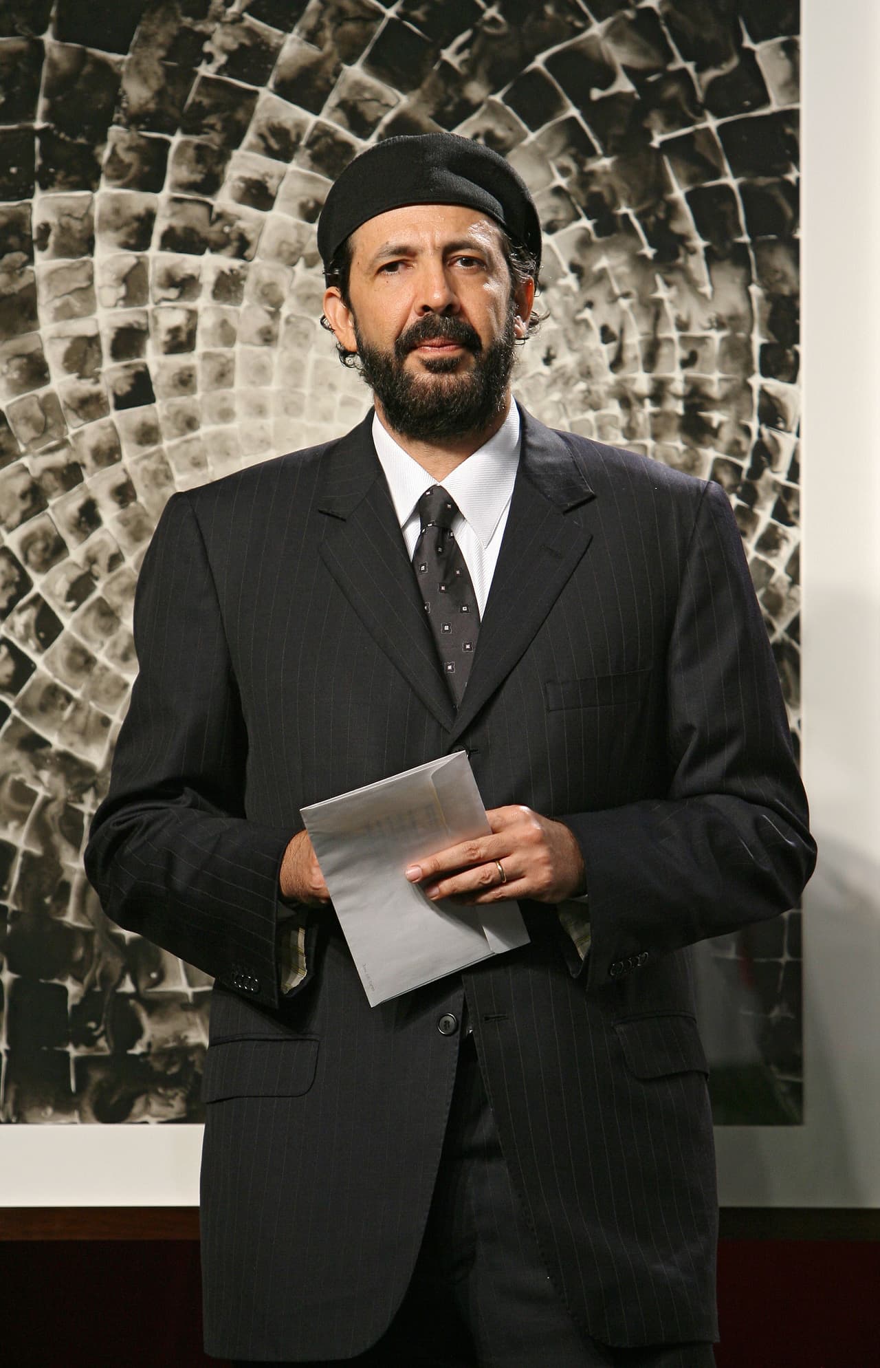 4. ¿Sabes cuándo firmó su primer contrato discográfico? Fue en el año de 1984.