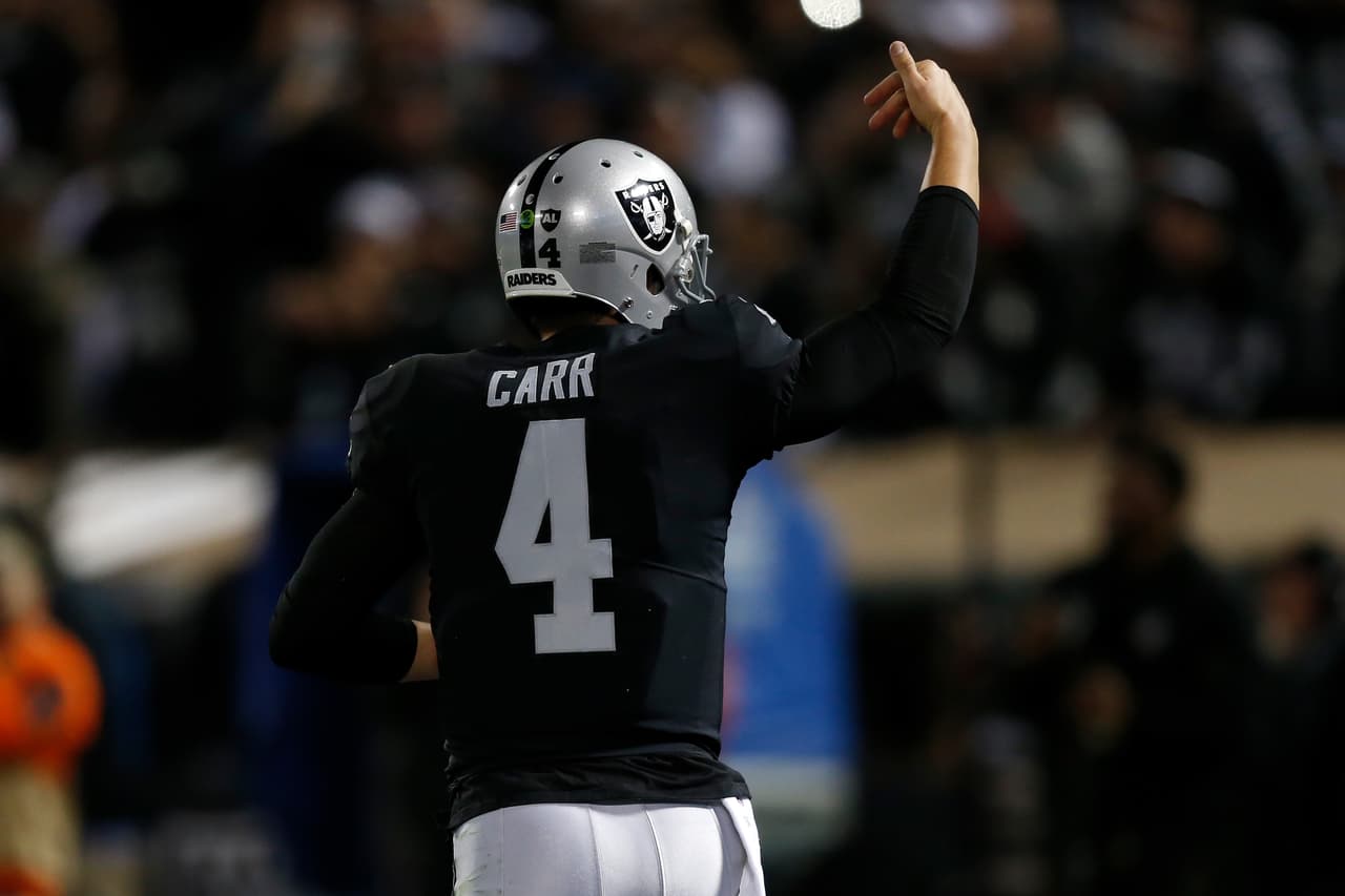 Derek Carr acertó 21 de 38 envíos para 171 yardas con 2 pases de anotación y sin intercepciones. Sin embargo, sufrió un fumble al final del partido que provocó la derrota de los Raiders.