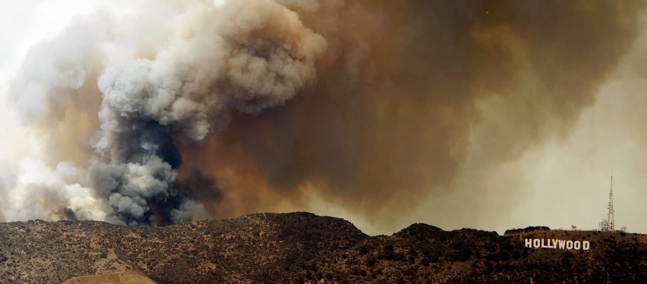 Alrededor de 200 bomberos trabajaron para sofocar un incendio que amenazó el letrero de Hollywood el 30 de marzo de 2007.