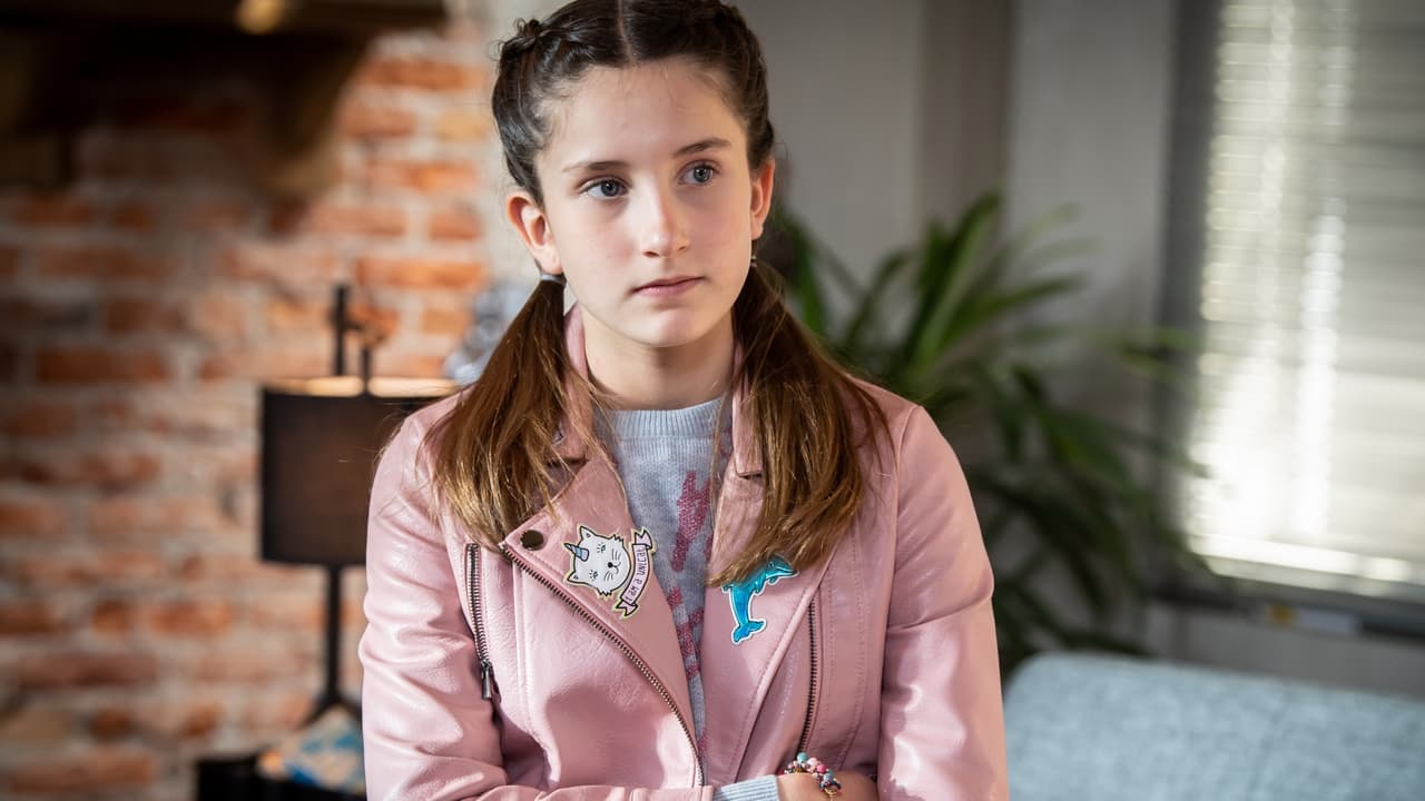 Sofía tendrá que afrontar que su padre se enamore de una mujer mayor, Alicia Montiel 
<b>(<a href="https://www.univision.com/temas/mayrin-villanueva" target="_blank">Mayrín Villanueva</a>)</b>, cuya vida dará un vuelco al enterarse de que su esposo le ha sido infiel.