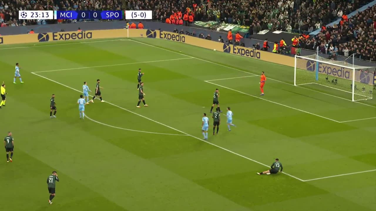 ¡TIRO ATAJADO! disparo por Phil Foden.