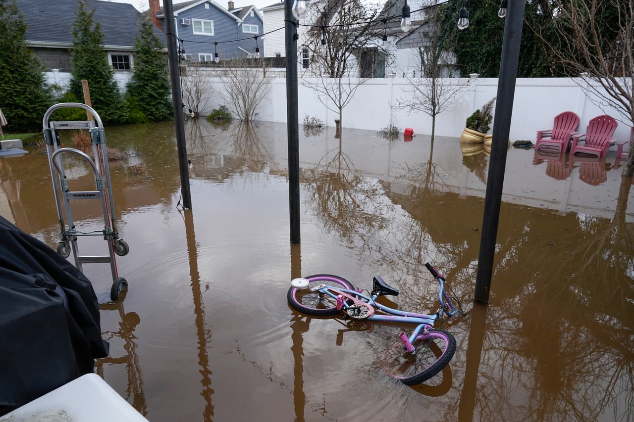 Aunque la lluvia ya pasó, las alertas por inundaciones aún se mantienen para el área cercana al río Passaic, en Paterson.
<br>