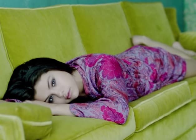 Selena ha contado que su infancia no fue fácil, pues su situación económica era precaria y su mamá iba de empleo en empleo. Además, Mandy la tuvo muy joven: a los 16 años.