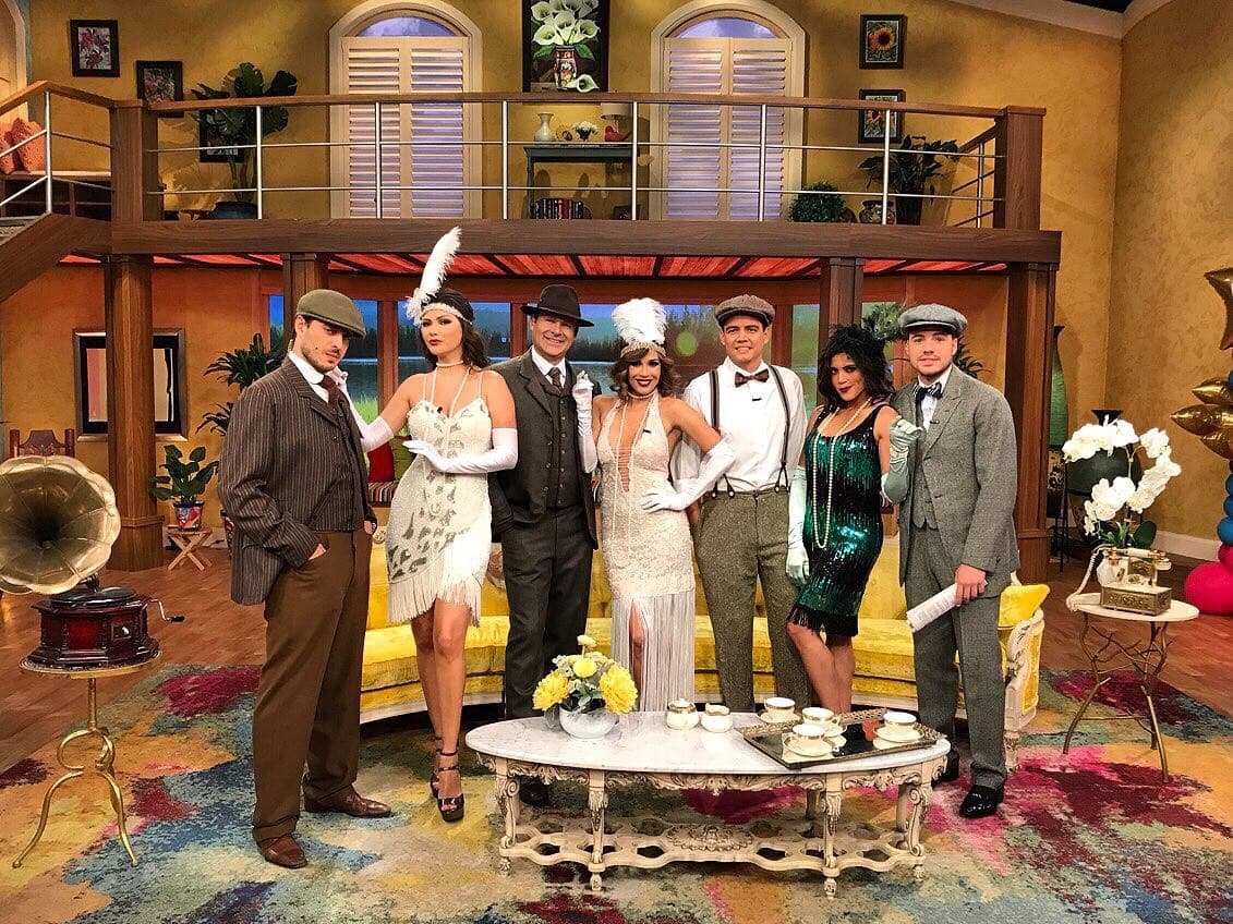 Para el álbum de los recuerdos, una bella postal de los años 20 con todo el elenco de Despierta América.