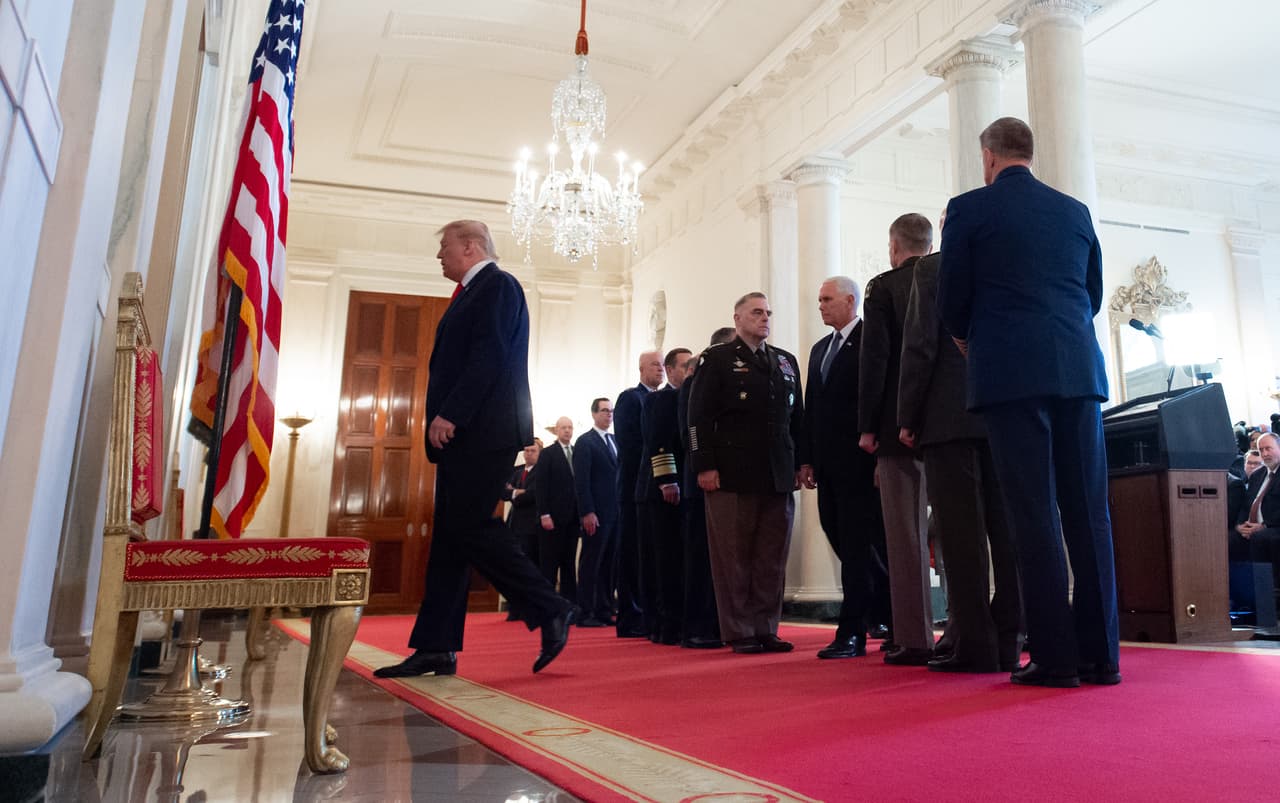 Desde el vestíbulo principal de la Casa Blanca, el presidente Trump dio su mensaje a la nación acompañado del vicepresidente, Mike Pence, el Secretario de Estado, Mike Pompeo, y personal del Pentágono. Aseguró que Irán "parece estar bajando la tensión, lo que es algo bueno para todas las partes involucradas y para el mundo", después del ataque de la madrugada.