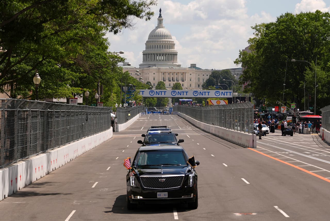El presidente Donald Trump, a bordo de la limusina presidencial conocida como "La Bestia", da una vuelta a la pista antes de la carrera de autos IndyCar Freedom 250 Grand Prix, el domingo 23 de agosto de 2026, en Washington.