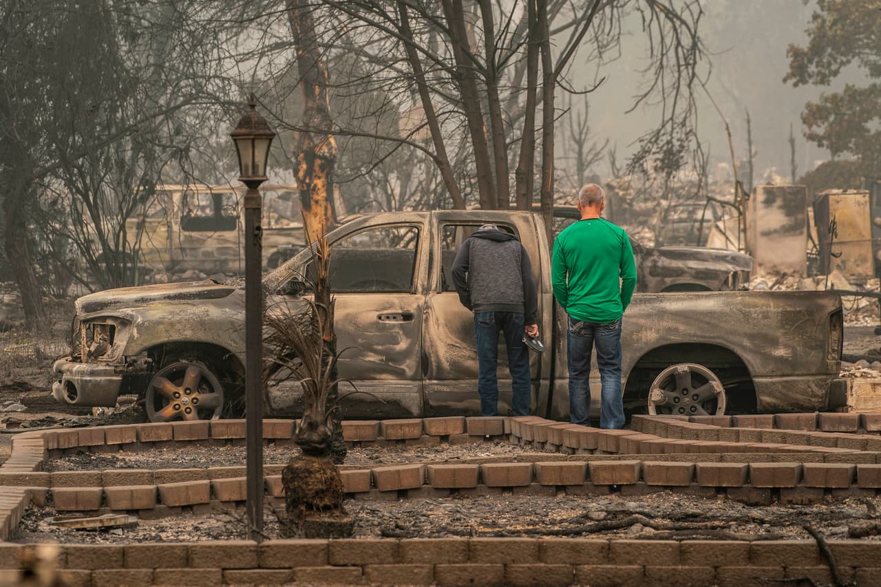 Avisa a las autoridades del incendio aunque pienses que lo más probable es que ya estén al tanto. Esto podría ser clave para controlar el incendio lo antes posible.
<br>
<br>
<b>En imagen:</b> habitantes de Talent, Oregon inspeccionan una camioneta pickup tras ser destruida por un incendio forestal el pasado 13 de septiembre de 2020.