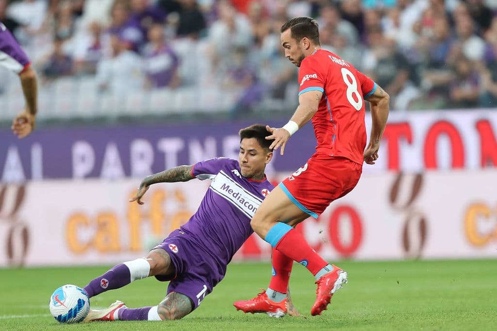 Napoli supera a la Fiorentina 2-1 en su visita a Florencia. Lucas Martínez ponía arriba a los locales al minuto 28, pero el mexicano Hirving Lozano empataba el partido y su compañero Amir Rrahmani cerró el triunfo para la 'Azzurra' en la J7 de la Serie A.