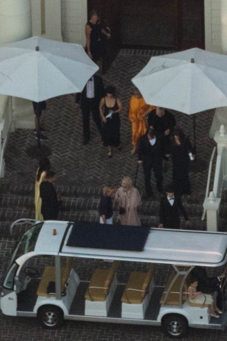 Una fuente le dijo a 
<b><a href="https://www.etonline.com/inside-justin-bieber-hailey-baldwins-informal-fun-second-wedding-see-the-pics-133495" target="_blank">ET Online</a></b> que el sentimentalismo fue el tema predominante durante el día.