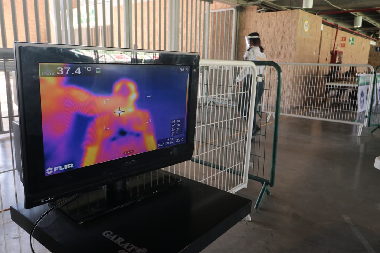 La toma de temperatura corporal dentro del Estadio TSM Corona.