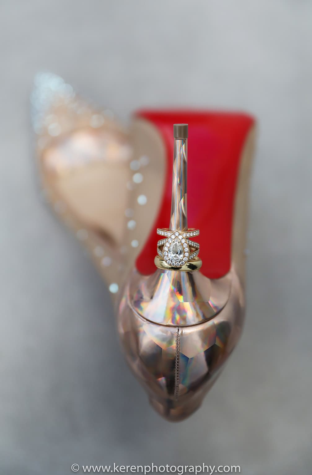 El anillo de compromiso que se convirtió en un símbolo de su amor.