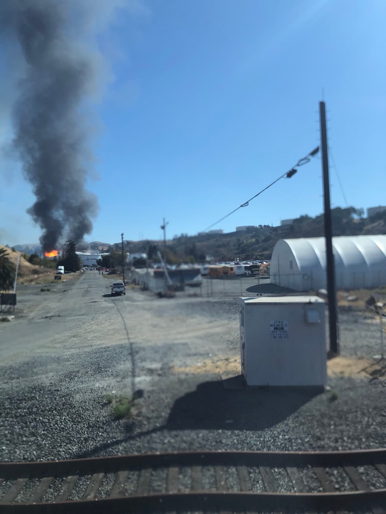 Decenas de usuarios comenzaron a inundar las redes sociales con imágenes del incendio, la gran mayoría de la enorme columna de humo que generó, pero otros lograron captar las llamas saliendo de los tanques de etanol.