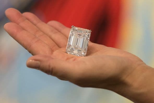 La casa de subastas había valorado la joya en entre 19 y 25 millones de dólares y la llamó "el diamante perfecto más grande, con un corte clásico de esmeralda, jamás sacado a subasta".