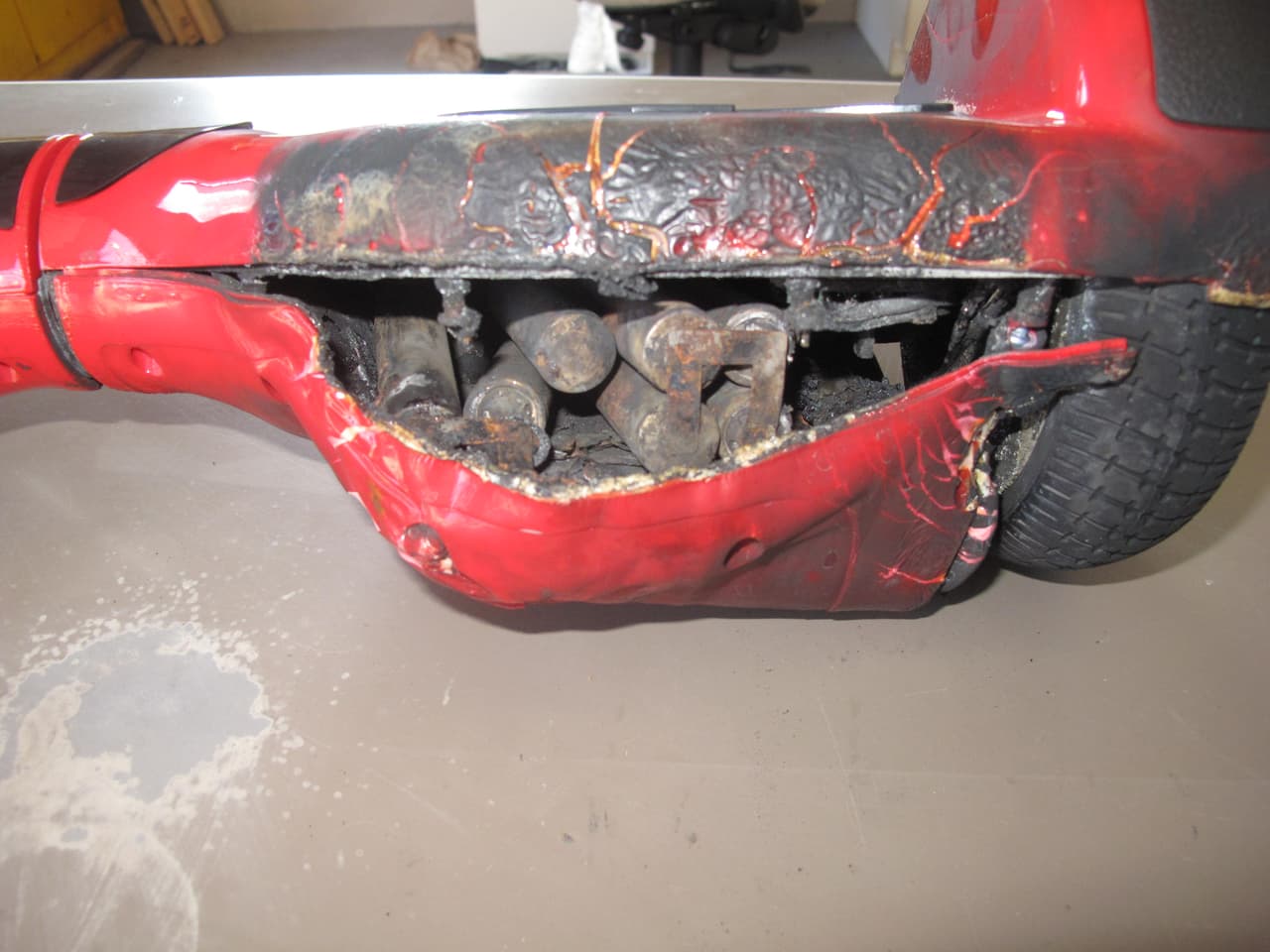 El hoverboard de los amigos de la familia Fox se quemó mientras cargaba las baterías.