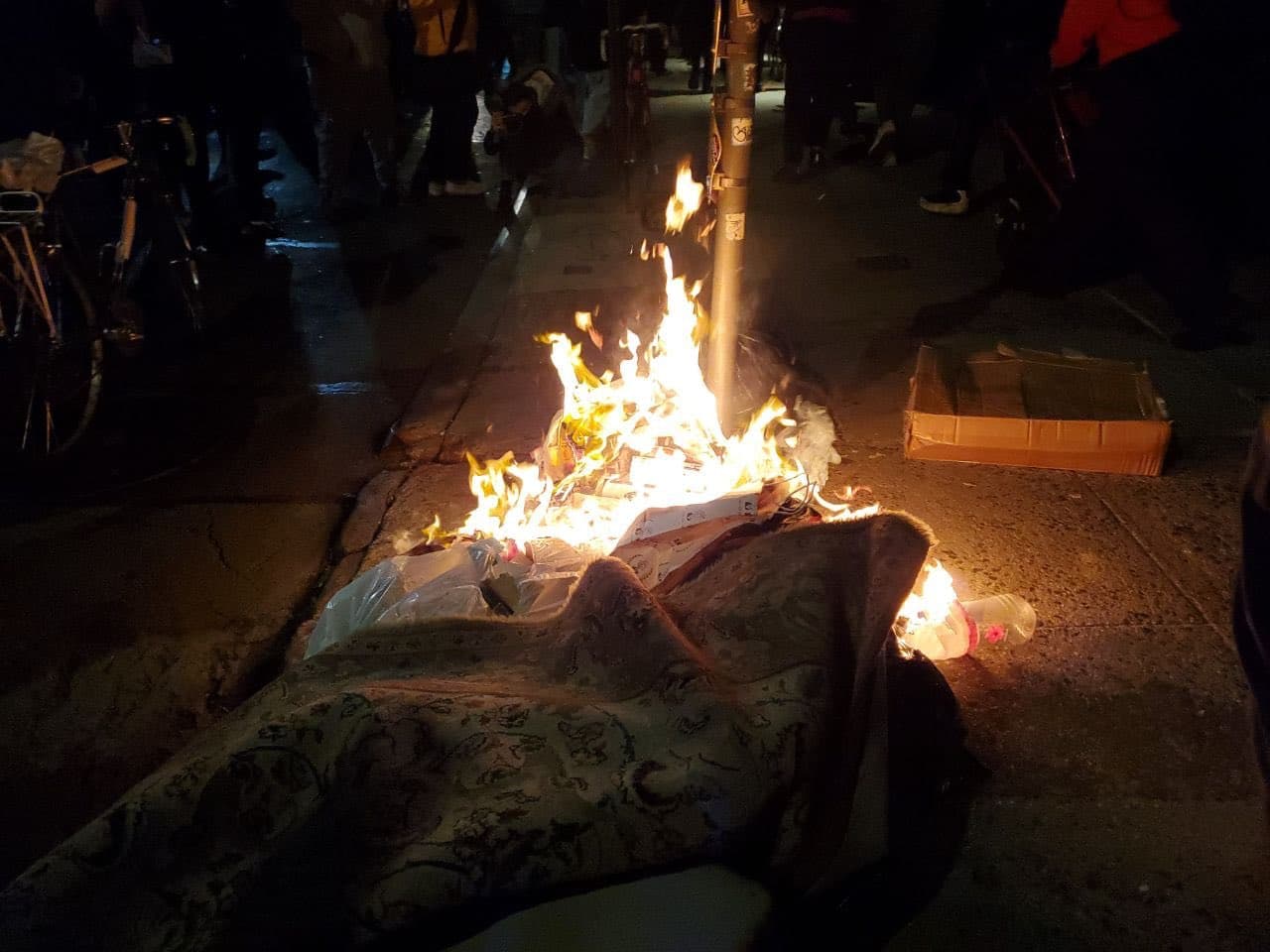 El departamento compartió dijo en Twitter: "Apoyamos el derecho de todos a la autoexpresión, pero prender fuego pone a otros en riesgo y no será tolerado. Estamos trabajando para reducir la situación cerca de la calle Morton en el West Village para evitar que ocurran más daños".