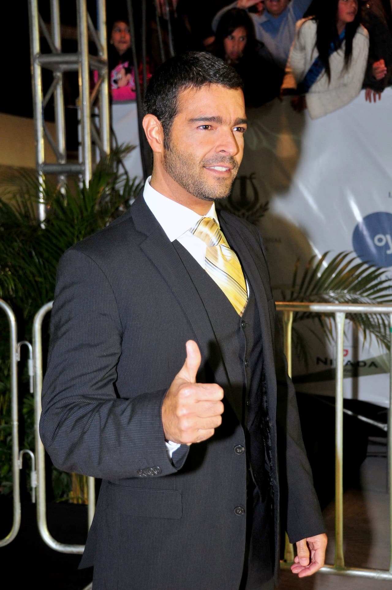 Como actor, Pablo Montero se integró al elenco de la telenovela 'Vivo por Elena', protagonizada por Victoria Ruffo y Saúl Lisazo.