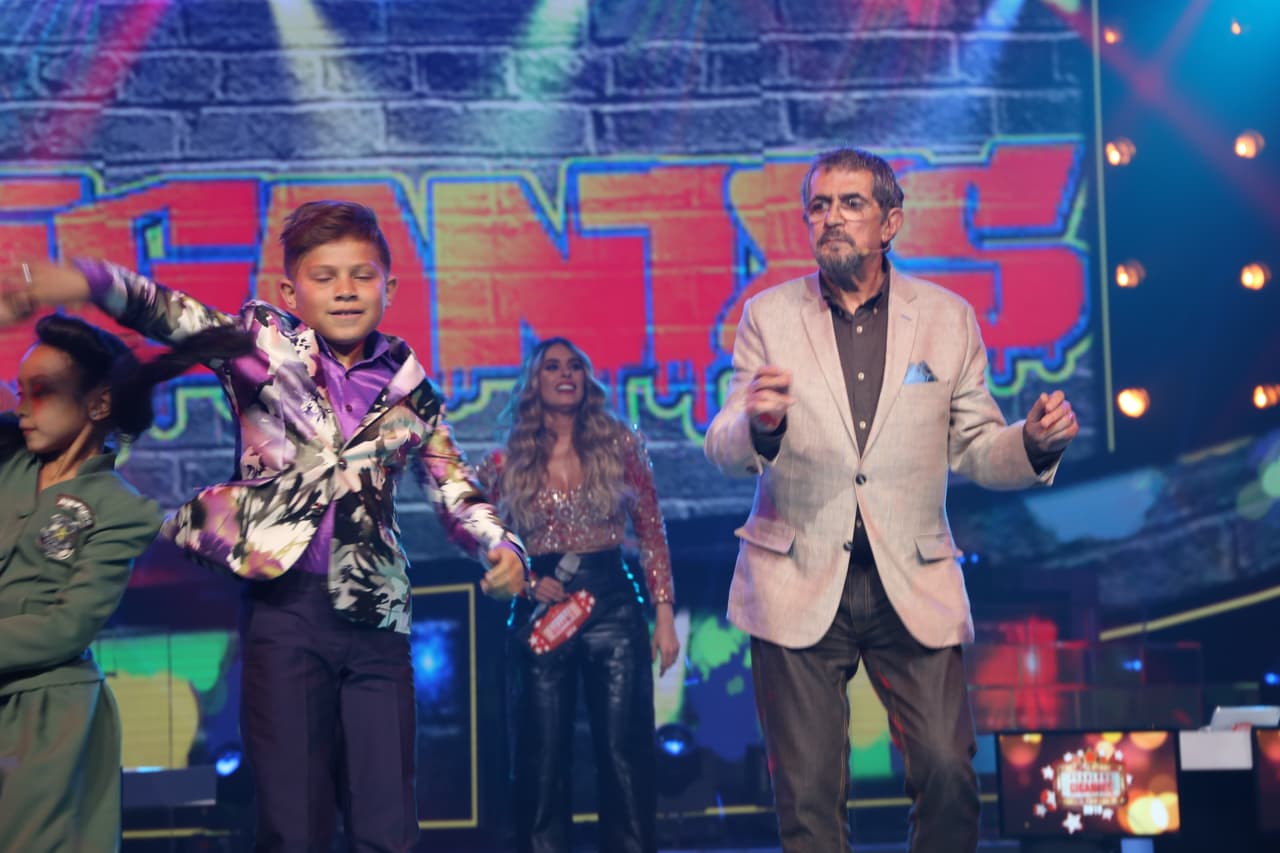 Galilea Montijo disfruto de las coreografías y no podía contener la risa al ver a Manuel 'El flaco' Ibáñez bailar.